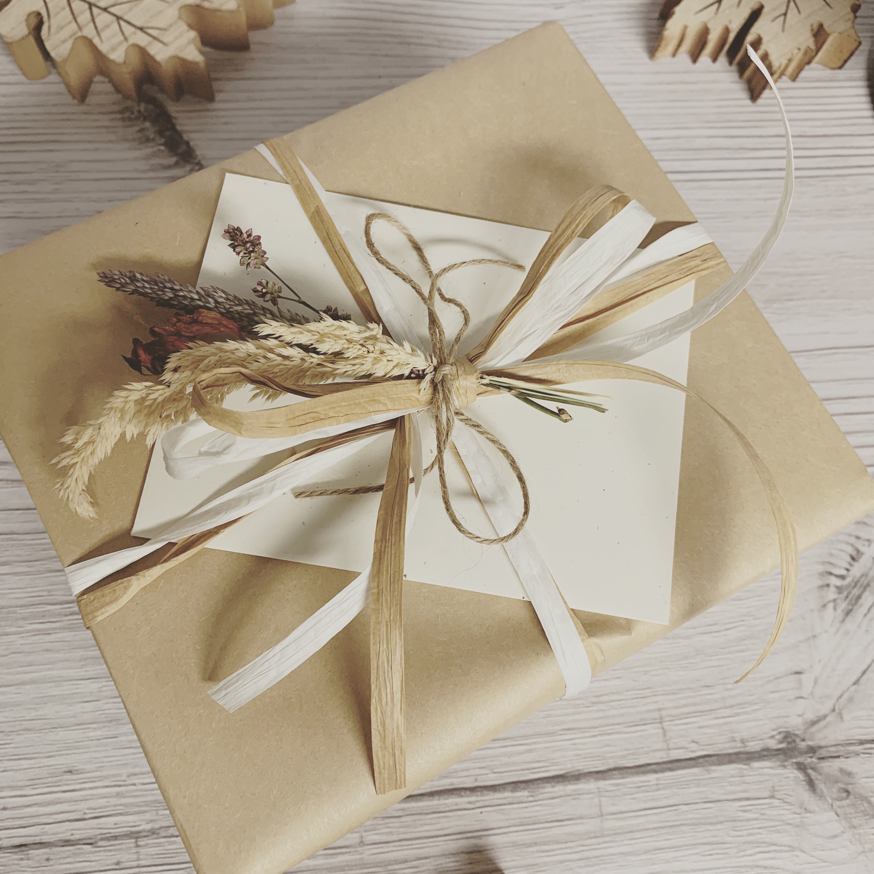 10 Stylish ways to wrap Christmas gifts with brown paper - mamas V.I.B
